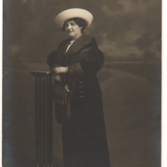 FOTO15040 - FEMEIE CU PALARIE, 1912, FOTOGRAF "JULIETTA" AL CURTII REGALE BUCURE