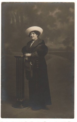 FOTO15040 - FEMEIE CU PALARIE, 1912, FOTOGRAF &amp;quot;JULIETTA&amp;quot; AL CURTII REGALE BUCURE foto
