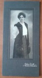 Fotografie pe carton, tanara cu sal din blana, inceput de secol XX