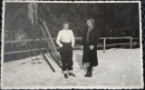 Fotografie tip Carte Postala, Doua prietenel la munte la schi, perioada interbelica