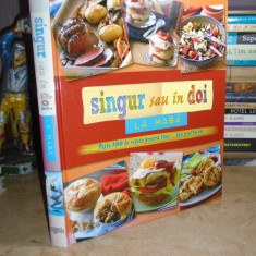 SINGUR SAU IN DOI LA MASA : PESTE 100 DE RETETE , READER'S DIGEST , 2013