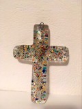 * Cruce de sticla transparenta cu bucati marunte colorate decorative, 17cm