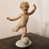 STATUETA DIN PORTELAN WALENDORF-BAIAT CU MINGE-GERMANIA ANII 50-