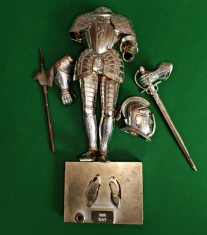 AURORA Plastic Corp. 'Knights in SHINING armour' Sir Kay &ndash; Machetă cavaler &icirc;n armură, vintage 1973. Kitul necesită muncă de reabilitare. Scara 1:18