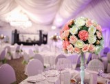 Inchiriere Aranjament floral pe suport alb pentru evenimente