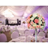 Inchiriere Aranjament floral pe suport alb pentru evenimente
