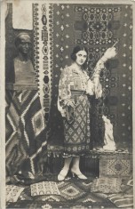 P2426N Femeie &icirc;n port popular rom&acirc;nesc, 1926