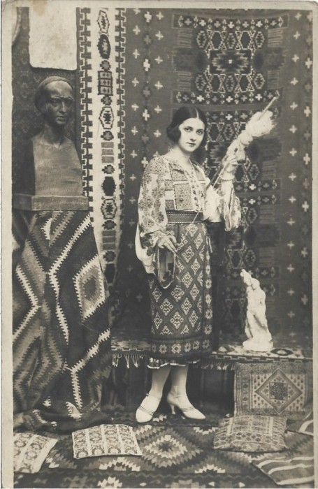 P2426N Femeie &icirc;n port popular rom&acirc;nesc, 1926