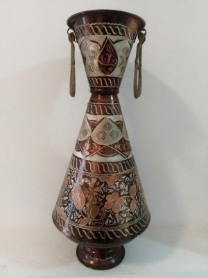 Superba amfora din cupru gravata integral manual cu anse din bronz foto