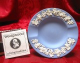 SCRUMIERA PORTELAN ENGLEZESC WEDGWOOD JASPERWARE BLUE DECOR CU STRUGURI
