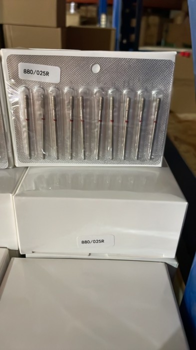 Capăt de freză de diamant pentru cuticule, cilindru rotunjit, br&acirc;u roșu, 880/025R