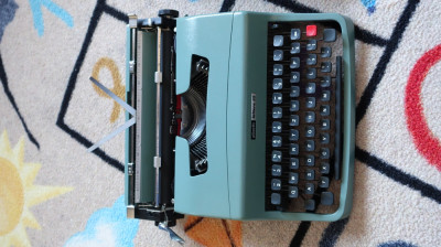 Masina de scris Olivetti Lettera 32 - Perfecta cu diacritice romanesti foto