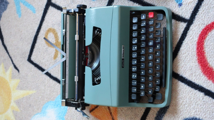 Masina de scris Olivetti Lettera 32 - Perfecta cu diacritice romanesti