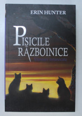 PISICILE RAZBOINICE , VOLUMUL VI - VREMURI INTUNECATE de ERIN HUNTER , 2016 foto