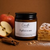 Prăjitură cu mere lum&acirc;nare parfumată din ceară naturală de soia &icirc;n sticlă ambră