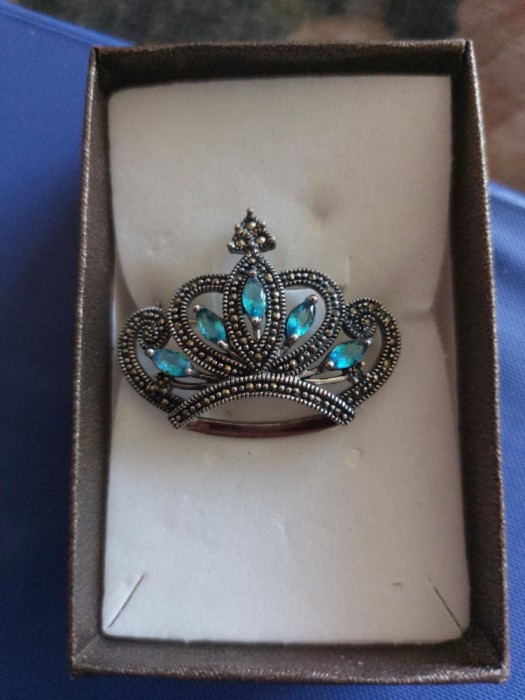 Brosa vintage argint regala cu coroana