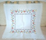 Fata de masa Vintage din bumbac cu broderie manuala in cruciulite si margine de dantela croset.