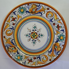 2404- DERUTA Italia - 2 farfurii decorative majolica pictate manual semnate