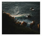 Tablou Canvas, "Valurile &icirc;nvăluind st&acirc;ncile la apus", Valuri, St&acirc;nci, Apus, Ocean, Spumă, Natură, Peisaj, Lumină, 39 x 26 cm, CMCLASS