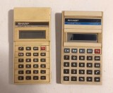 Lot 2 calculatoare de masa Sharp, vechi, vintage, nefunctionale, de decor, colectie, anii 80