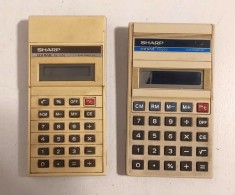 Lot 2 calculatoare de masa Sharp, vechi, vintage, nefunctionale, de decor, colectie, anii 80
