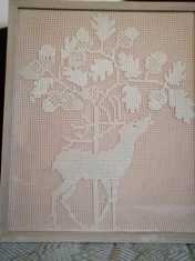 Tablou vechi cusut inramat broderie alba manuala pe dantela Ren brodat pe fundal roz Suedia