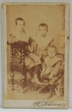 FOTOGRAF S. SCHWARZ , BUCURESTI , TREI COPII IN STUDIO , FOTOGRAFIE C.D.V. , SFARSIT DE SECOL XIX