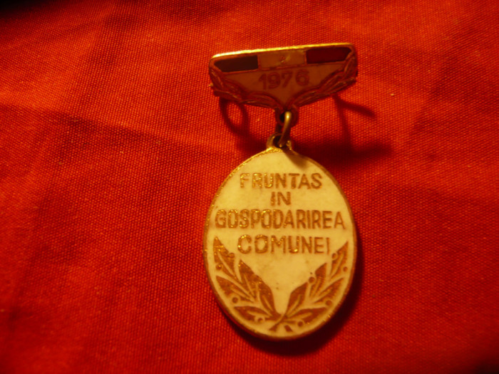 Insigna - Fruntas in Gospodarirea Comunei anii 1976, metal si email