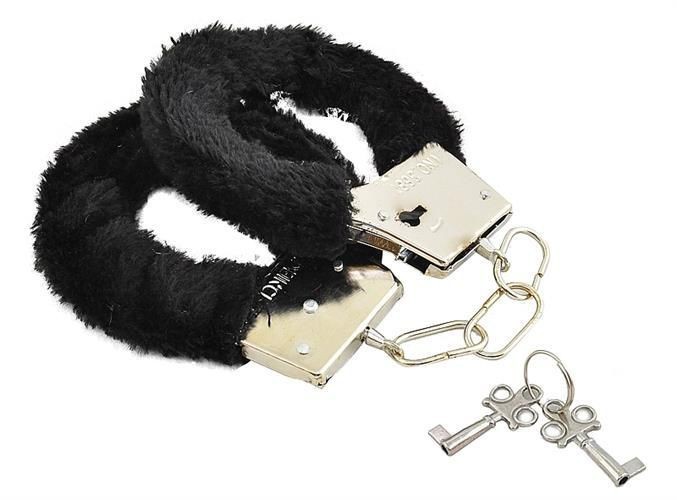 Catuse din Metal Acoperite cu Blana Neagra Catuse din Metal Acoperite cu Blana Neagra