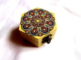 Cutie lemn hexagonala decorata&nbsp; cu mandala, 35811