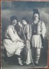 Fotografie tip carte postala, doi barbati si o femeie in port popular romanesc, 1925