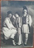Fotografie tip carte postala, doi barbati si o femeie in port popular romanesc, 1925