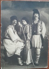 Fotografie tip carte postala, doi barbati si o femeie in port popular romanesc, 1925