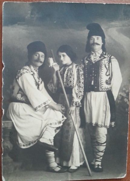Fotografie tip carte postala, doi barbati si o femeie in port popular romanesc, 1925
