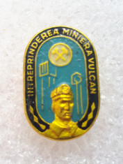 Insigna minerit - Intreprinderea miniera Vulcan - Aluminiu foto