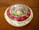 CASETA DIN PORTELAN- DECOR SCENA GALANTA D9,5CM
