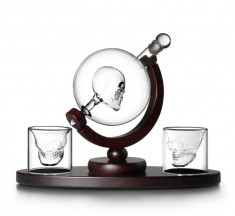 Set pentru Cognac, Whiskey Sticla-decantor Cap de Mort si 2 pahare foto