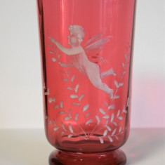 Pahar din sticla rubin pictata cu email alb - Mary Gregory / decor amoras c.1900