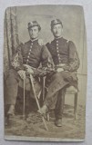 Fotografie cdv militari &icirc;n uniformă cu sabie din armata Domnitorul Carol