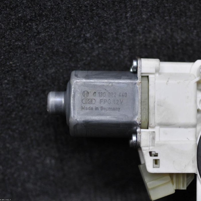 Motor macara geam ușă dreapta față MERCEDES-BENZ C W204 2007 OEM: A2048200242 1411449
