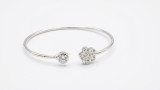 Cumpara ieftin Bratara fixa din argint 925 cu floare si cristal rotund solitaire