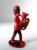 Figurina plastic rosu, muzicant fanfara militara tuba, 6.5cm, colectie, vintage