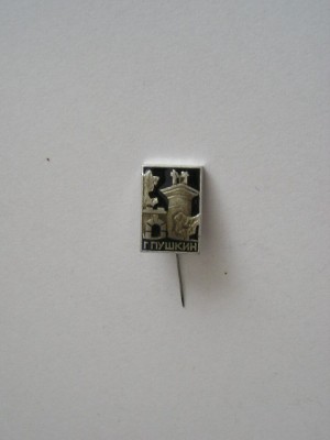 QW9 N6 16 - insigna - orase - inscriptie in limba rusa foto