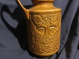 Carafa romaneasca din faianta perioada comunista realizata la Sighisoara model deosebit de colectie cu reprezentari mitologice !