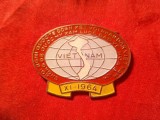 Insigna Vietnam 1964 - Conferinta Internationala cu poporul vietnamez , impotriva invaziei SUA. Protejarea Pacii , dim.=3,3x2,5cm