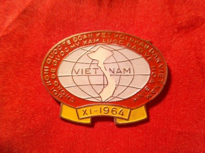 Insigna Vietnam 1964 - Conferinta Internationala cu poporul vietnamez , impotriva invaziei SUA. Protejarea Pacii , dim.=3,3x2,5cm foto