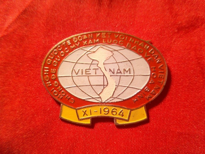 Insigna Vietnam 1964 - Conferinta Internationala cu poporul vietnamez , impotriva invaziei SUA. Protejarea Pacii , dim.=3,3x2,5cm