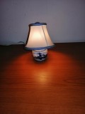 Lampa veioza vintage ceramica albastru cu abajur textil Delft Olanda