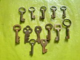 H226-Cheie mica metal veche pentru casete etc anii 1900, interbelice pr&ecirc;t pe bucata la alegere. In caz de interes pe lot toate 300 lei. Exista 13 buc.