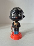 Jucărie veche rom&acirc;nească din plastic cu cap pe arc (Bobblehead) &ndash; Coșar pentru noroc, 15 cm